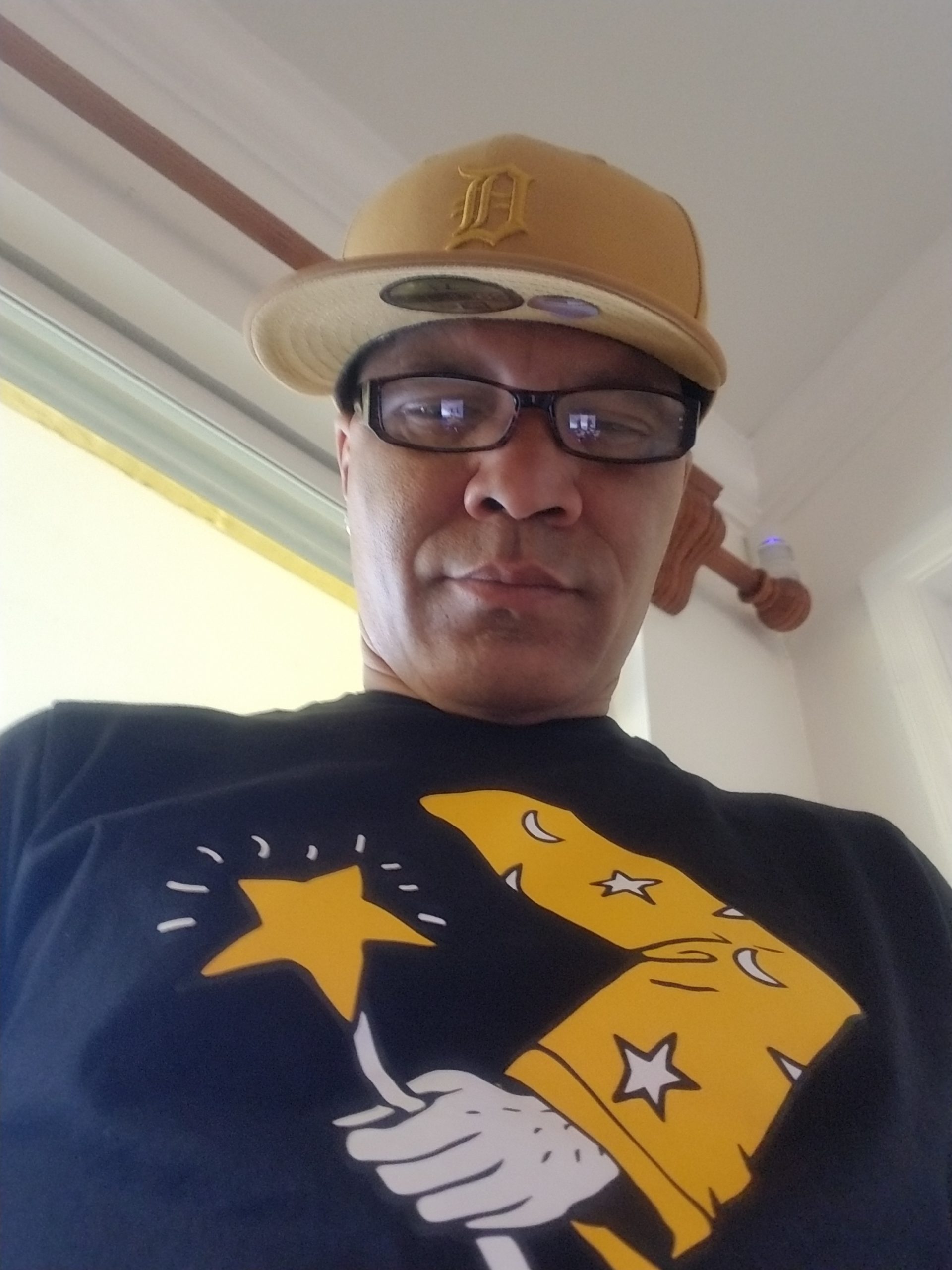 Bueno busco a alguien k sea sincera y le guste reí, además de hacer muchas bromas