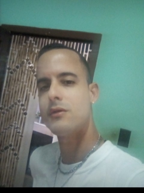 Chico de Cuba en busca de hacer amistades pero sobre todo encontrar una compaƱera de.vida.