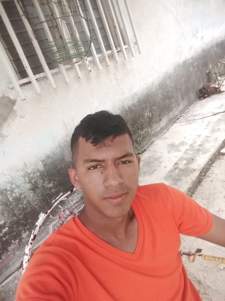 Soy un joven moreno de 19 que trabajo actualmente de ayudante