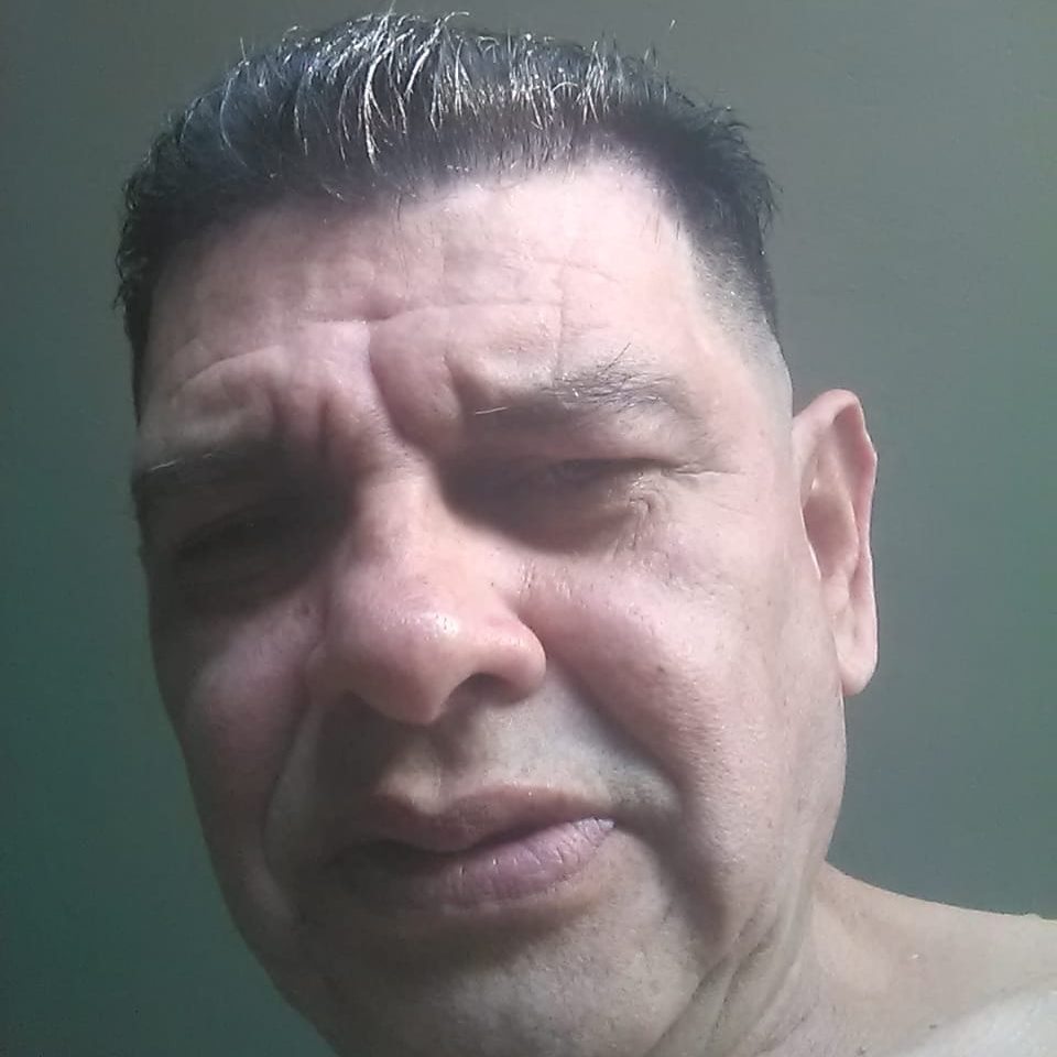 Hola deseo hacer amistades con mujeres de los EEUU