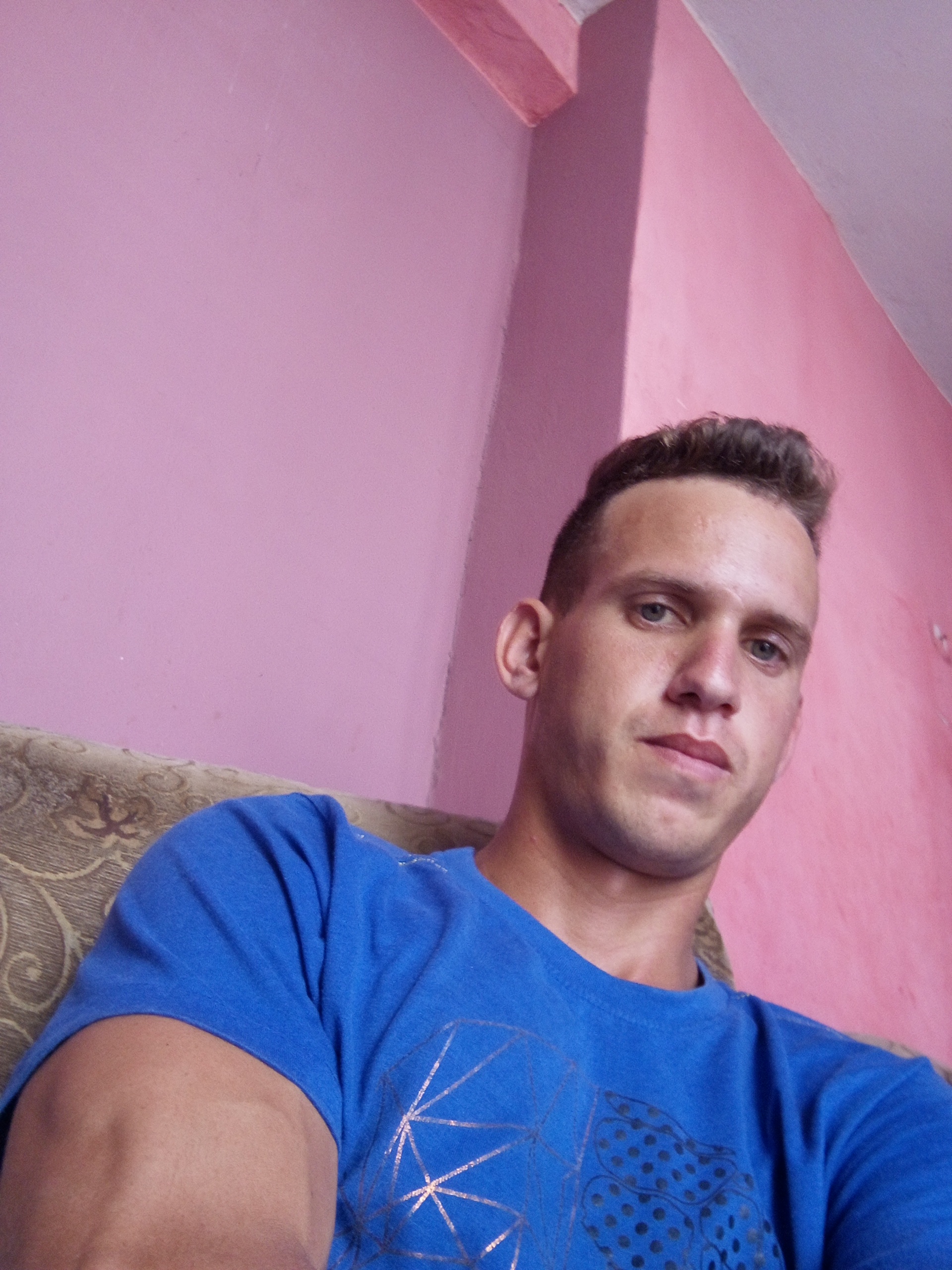 Hola me llamo Cesar me encantaria conocer a una linda mujer