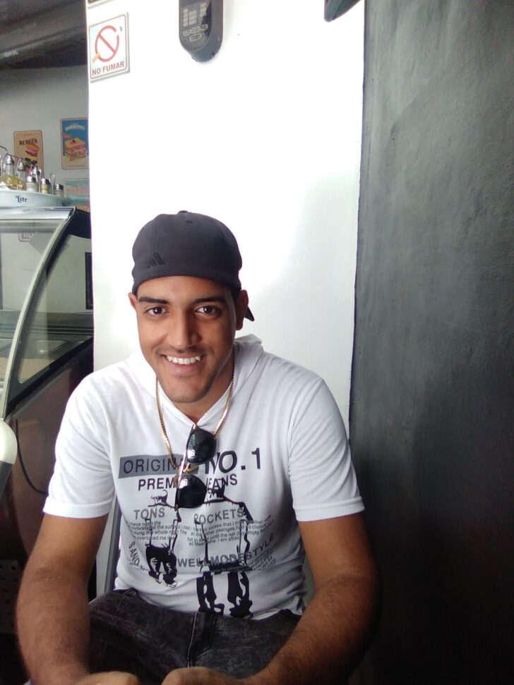 Hola cómo están me llamo Carlos soy de cuba tengo 22 años me gustaría conocer a una chica para una relación seria