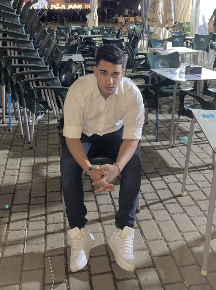 Busco Una relación seria tengo 32 años busco una persona que me quiera creo en el amor
